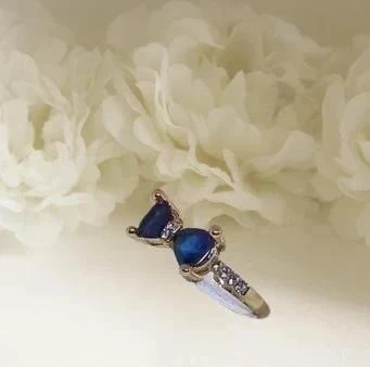 Bague Plaqué or avec un noeud en pierre bleue et strass taille 17 ou 54